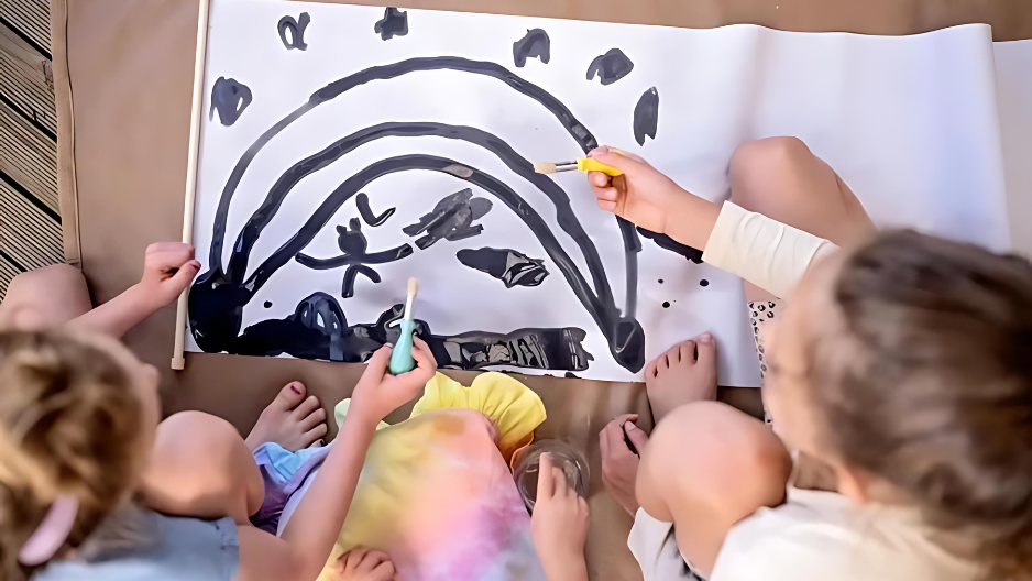 Peinture-pour-Enfant-TOP-5-des-Activités-à-Faire-avec-la-MagicToile P'tits Explorateurs